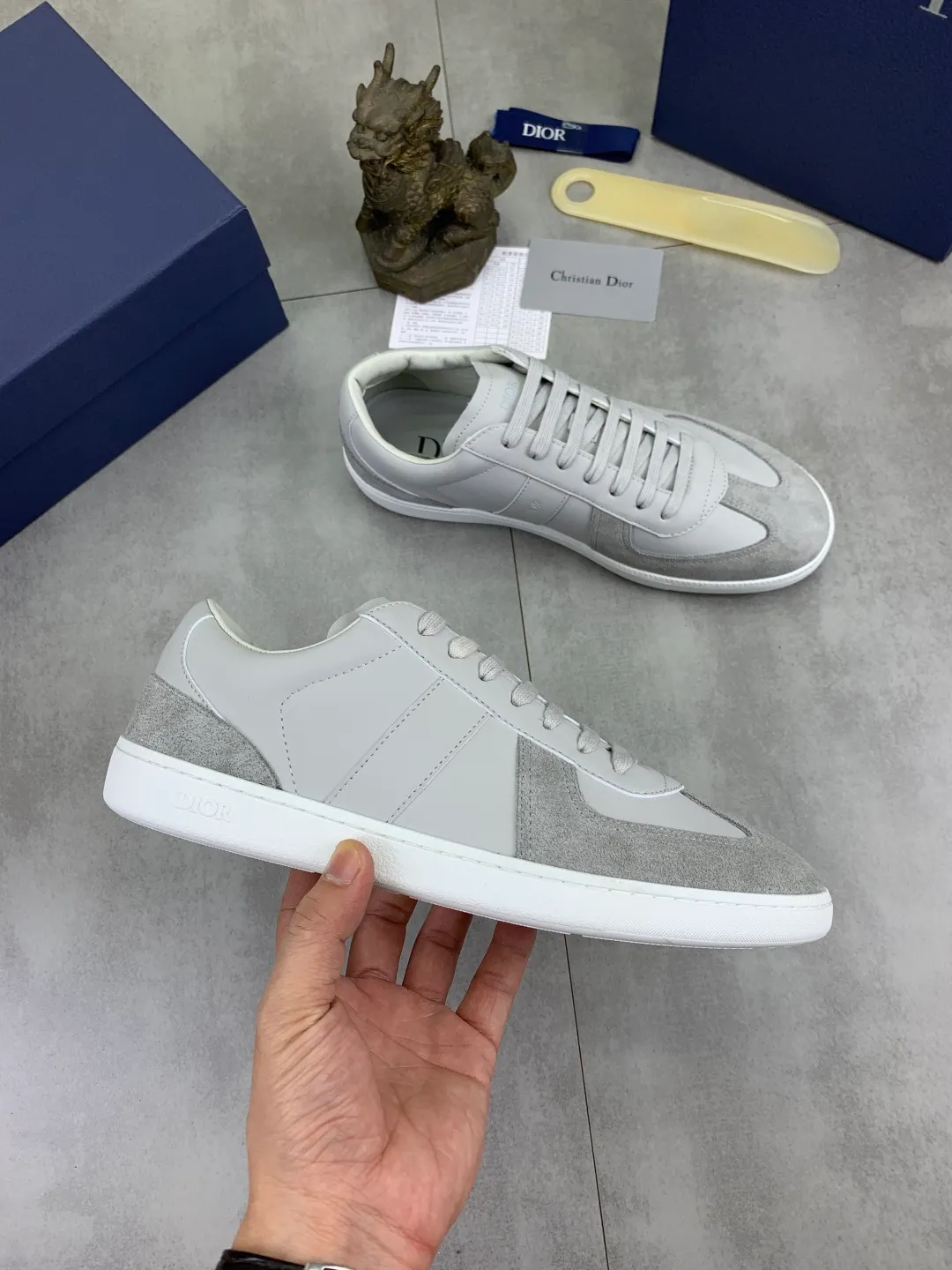 Men's shoes 💰P360 New Dior B01 moral training shoes, white first-layer cowhide, original molded outsole. New to the fall collection, this sneaker marks the return of a Dior classic, reinterpreted in a stylish and elegant silhouette. Crafted from white smooth first-grain cowhide with a tonal silk sheepskin lining, it features the Dior logo on the tongue and inner sides, and a CD icon on the heel. Paired with Tpu anti-slip soles of the same color, it can be matched with various styles to create a sophisticated look.  Code number: 38-44